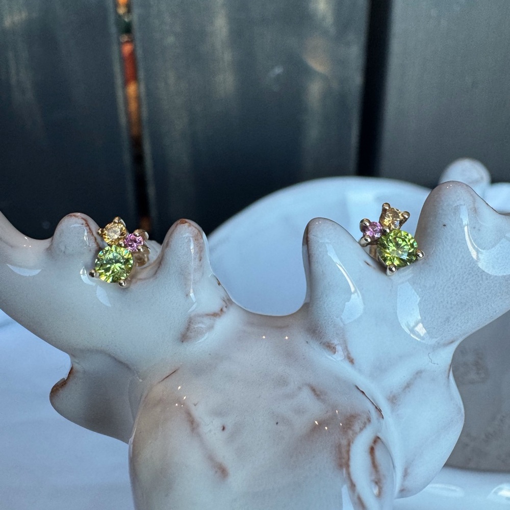 10KYG 3 Cluster Stud Earrings - Picture 2 of 6